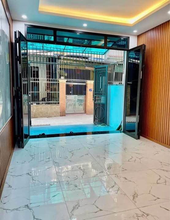 Nhà 3 tầng lô góc dân xây chắc chắn