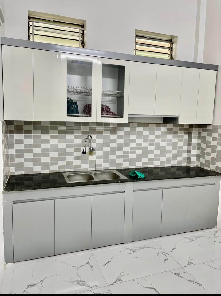 Nhà 3 tầng lô góc dân xây chắc chắn