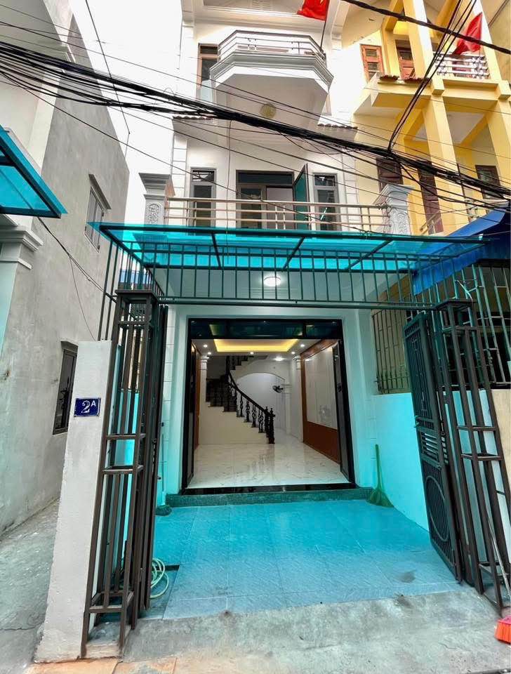 Nhà 3 tầng lô góc dân xây chắc chắn