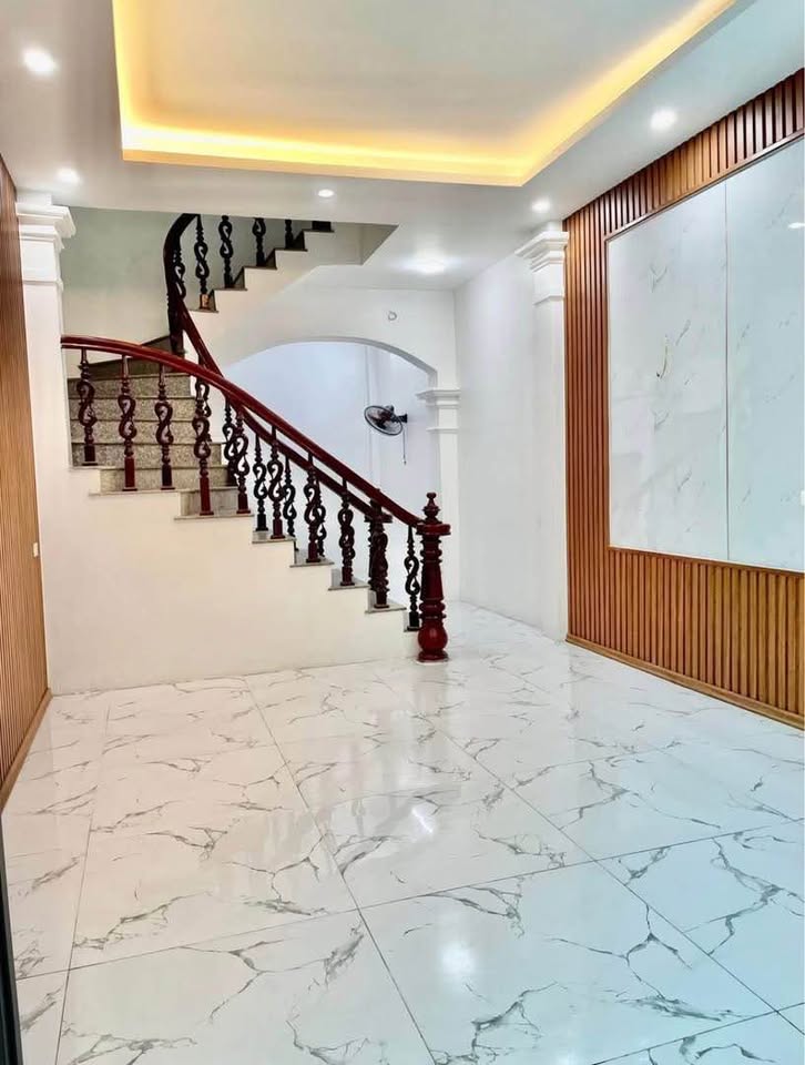 Nhà 3 tầng lô góc dân xây chắc chắn