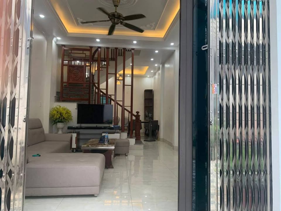  3-Storey House – Large Shared Yard, Đông Mạc Alley (Car Reverse Parking)