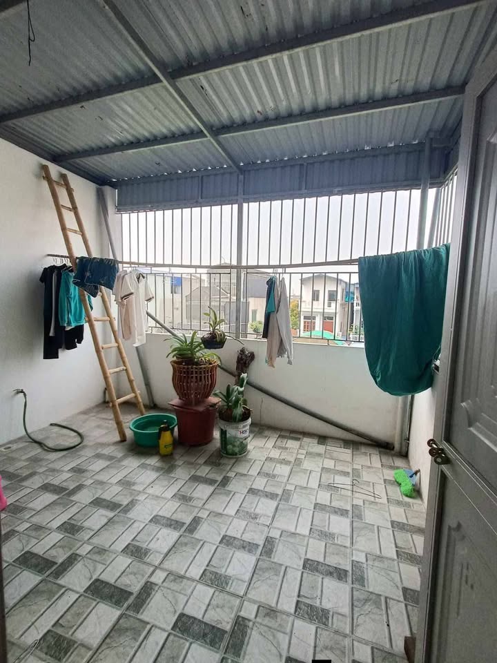  3-Storey House – Large Shared Yard, Đông Mạc Alley (Car Reverse Parking)