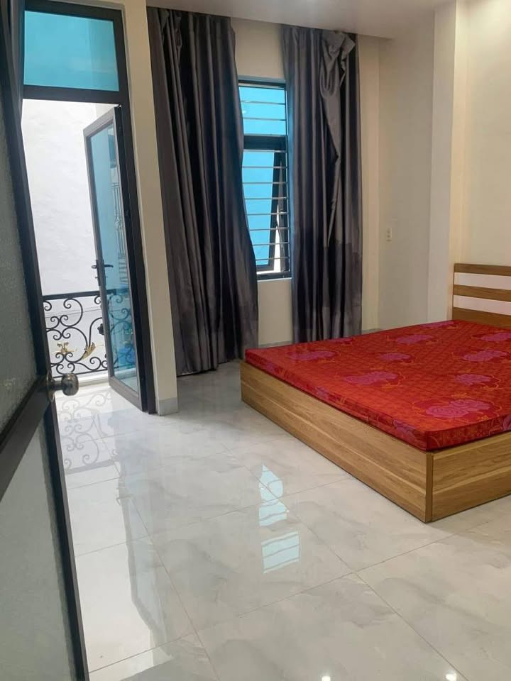  3-Storey House – Large Shared Yard, Đông Mạc Alley (Car Reverse Parking)