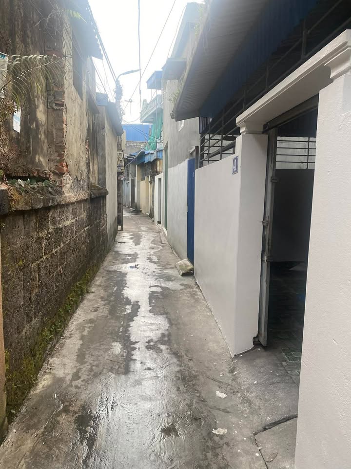  2-storey house in Trần Huy Liệu alley, well-connected