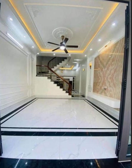  3-storey house in Hoàng Ngân alley (next to Hoàng Ngân Market), car access at door