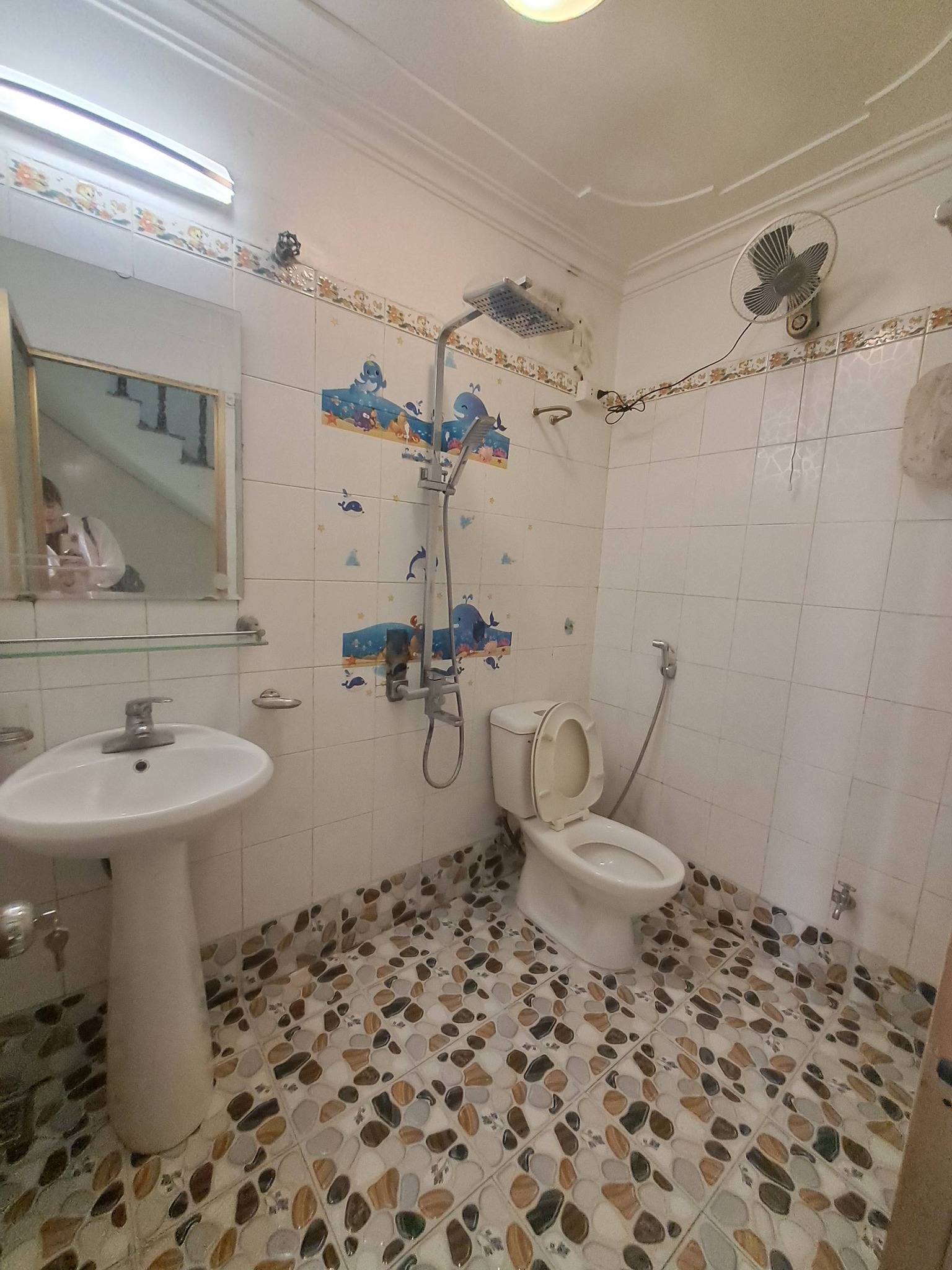HOUSE FOR RENT ON TRAN NHAN TONG STREET NEAR VI XUYEN LAKE