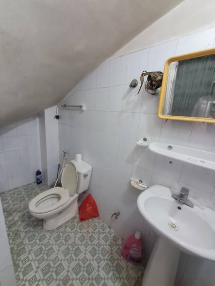 2-STOREY HOUSE FOR RENT ON PHUNG KHAC KHOAN STREET
