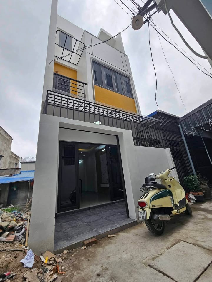  Under 2 billion VND – Own a 3-storey house right in the city!