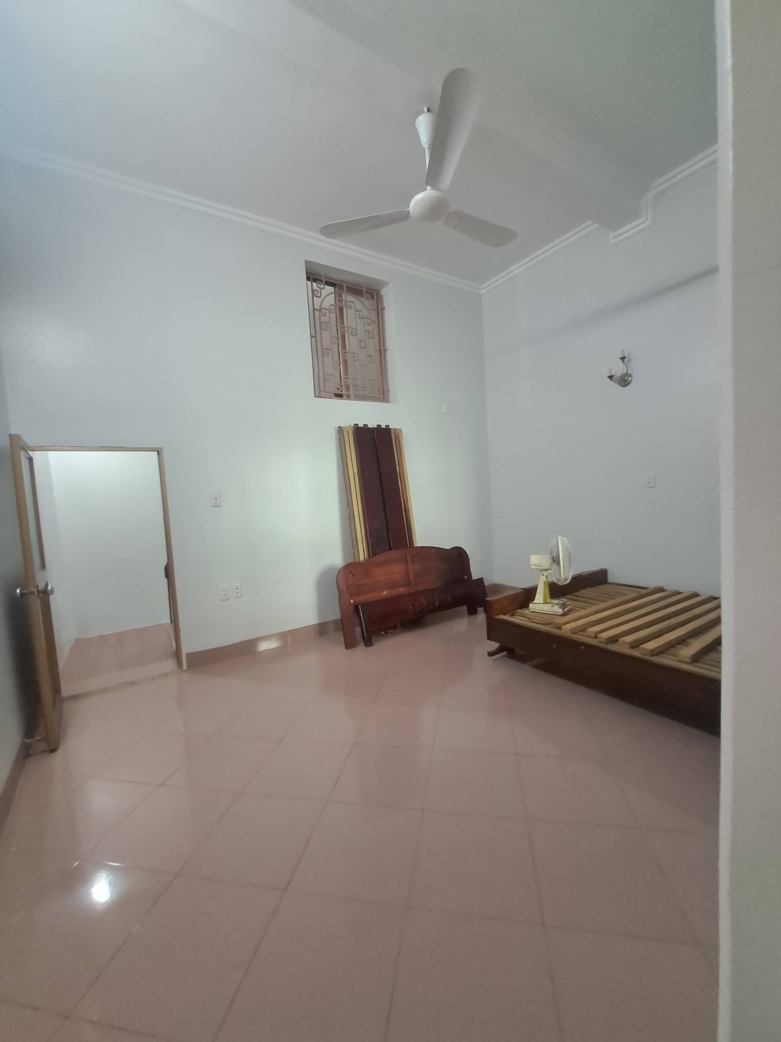 HOUSE FOR RENT ON TRAN NHAN TONG STREET